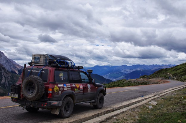 Ceļš uz Tibetas galvaspilsētu Lhasu, neskaitāmās kontroles un satiksmes regulēšana.